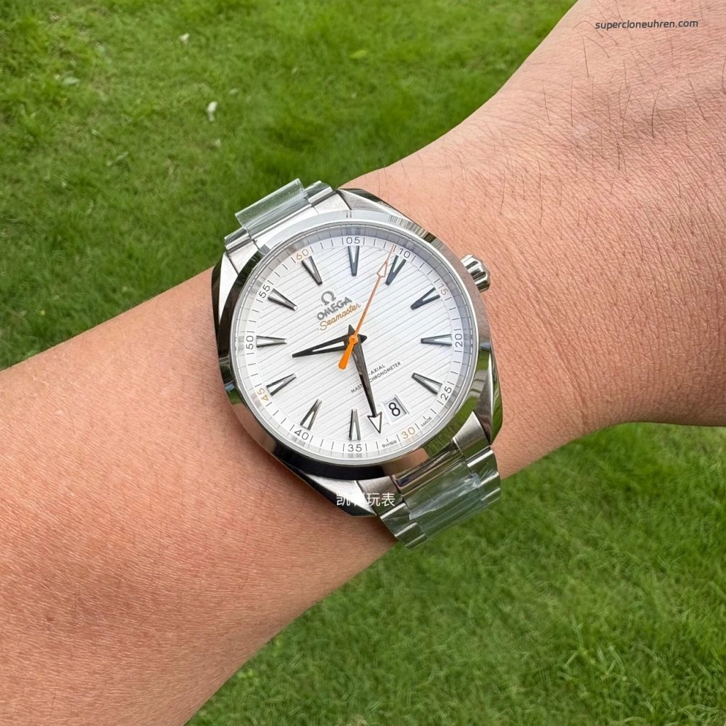 Premium Replica Uhr Omega Seamaster Aqua Terra 220.10.41.21.02.001 silbernes Teak-Zifferblatt mit orangefarbenem Sekundenzeiger 41mm