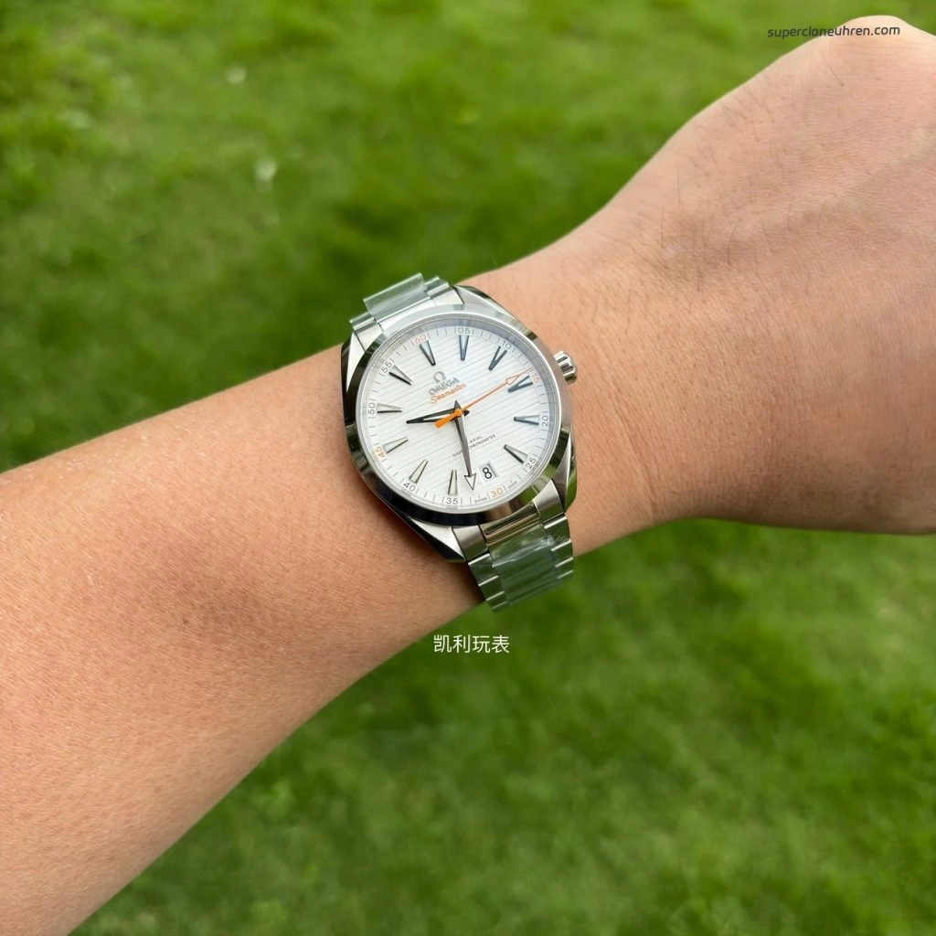 Premium Replica Uhr Omega Seamaster Aqua Terra 220.10.41.21.02.001 silbernes Teak-Zifferblatt mit orangefarbenem Sekundenzeiger 41mm