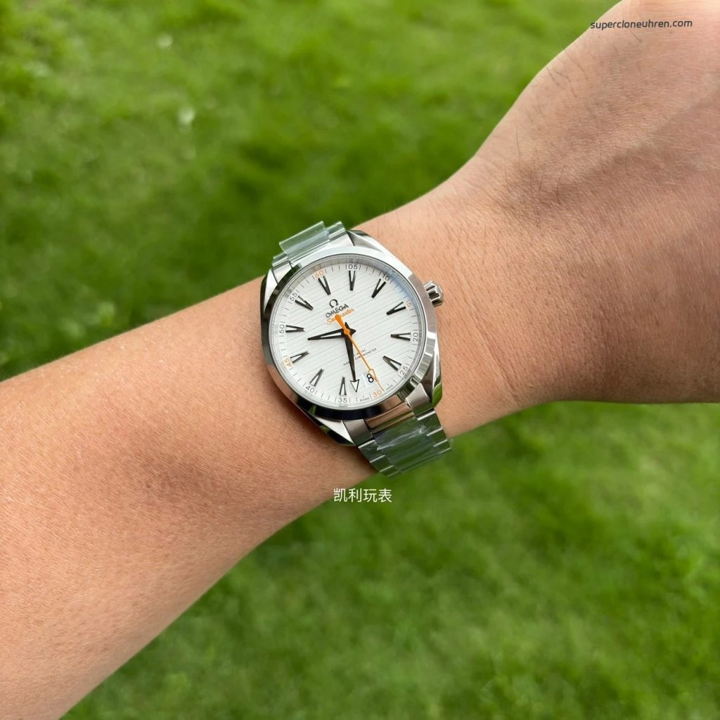 Premium Replica Uhr Omega Seamaster Aqua Terra 220.10.41.21.02.001 silbernes Teak-Zifferblatt mit orangefarbenem Sekundenzeiger 41mm
