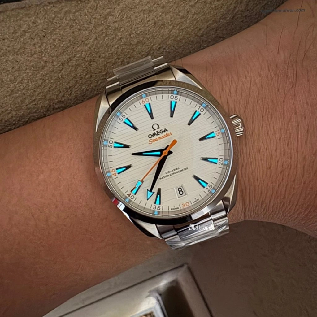Premium Replica Uhr Omega Seamaster Aqua Terra 220.10.41.21.02.001 silbernes Teak-Zifferblatt mit orangefarbenem Sekundenzeiger 41mm