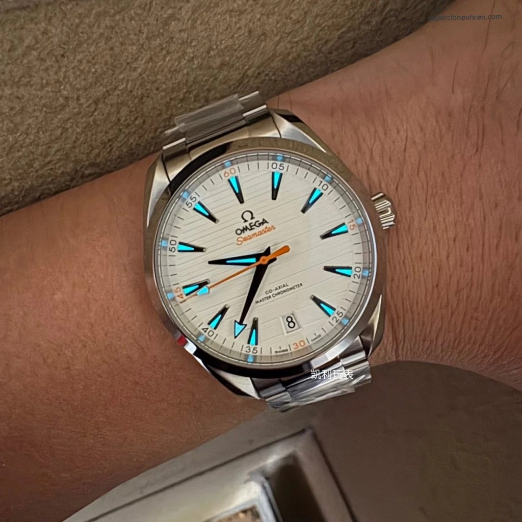 Premium Replica Uhr Omega Seamaster Aqua Terra 220.10.41.21.02.001 silbernes Teak-Zifferblatt mit orangefarbenem Sekundenzeiger 41mm