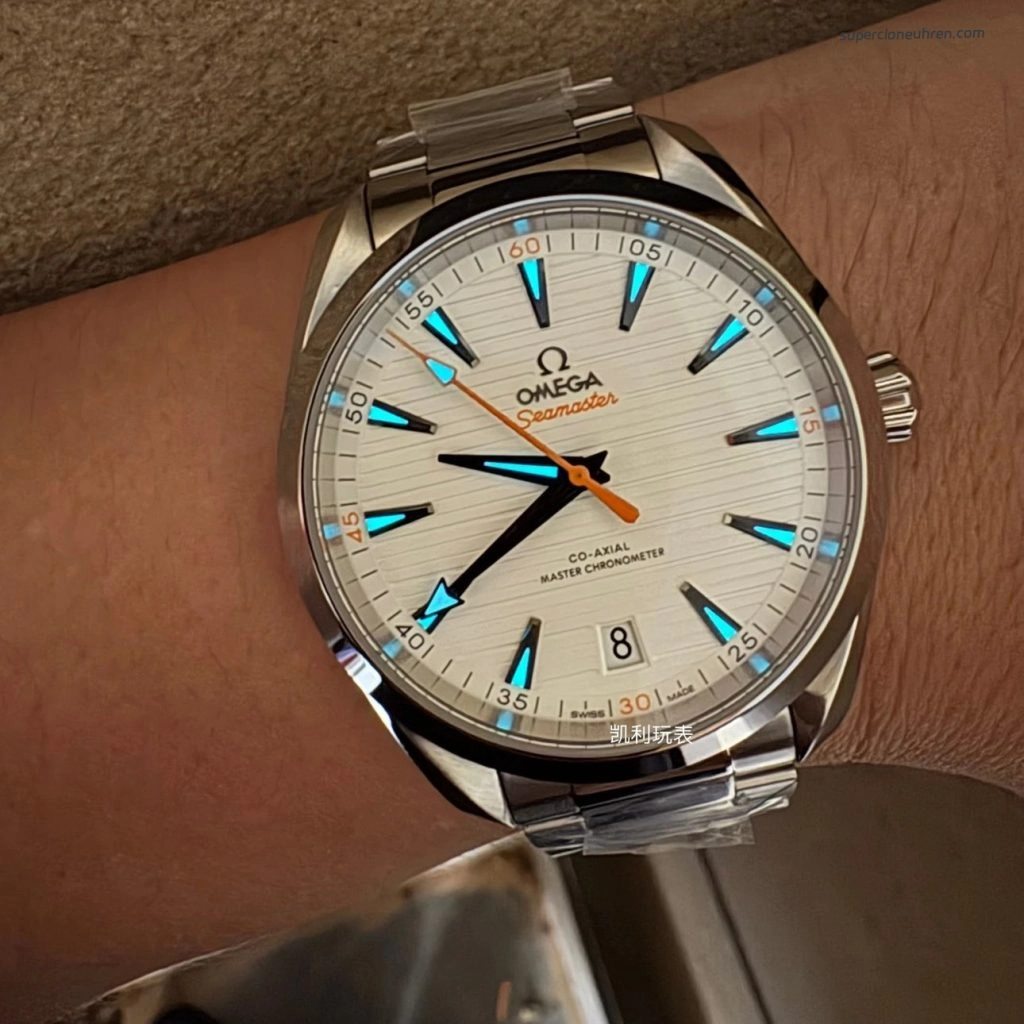 Premium Replica Uhr Omega Seamaster Aqua Terra 220.10.41.21.02.001 silbernes Teak-Zifferblatt mit orangefarbenem Sekundenzeiger 41mm