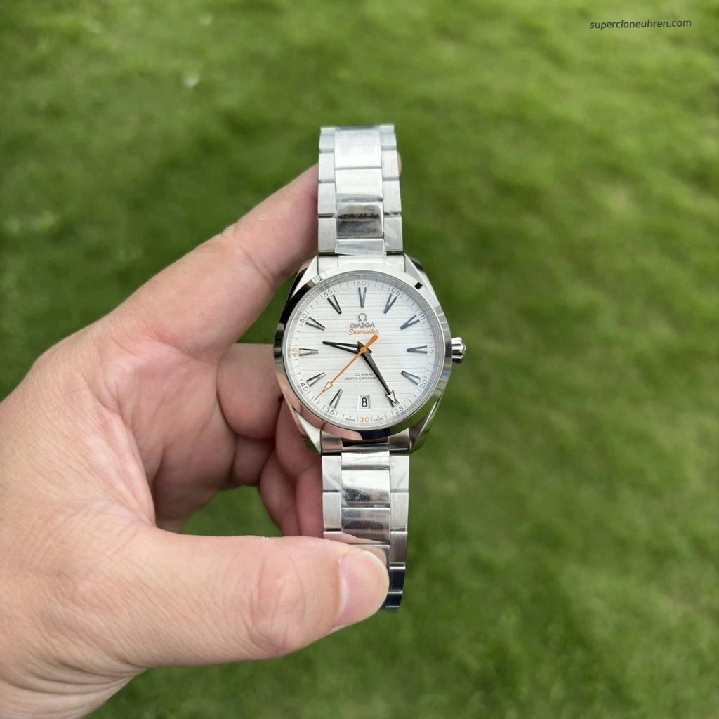 Premium Replica Uhr Omega Seamaster Aqua Terra 220.10.41.21.02.001 silbernes Teak-Zifferblatt mit orangefarbenem Sekundenzeiger 41mm