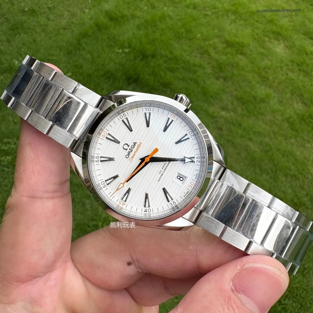 Premium Replica Uhr Omega Seamaster Aqua Terra 220.10.41.21.02.001 silbernes Teak-Zifferblatt mit orangefarbenem Sekundenzeiger 41mm