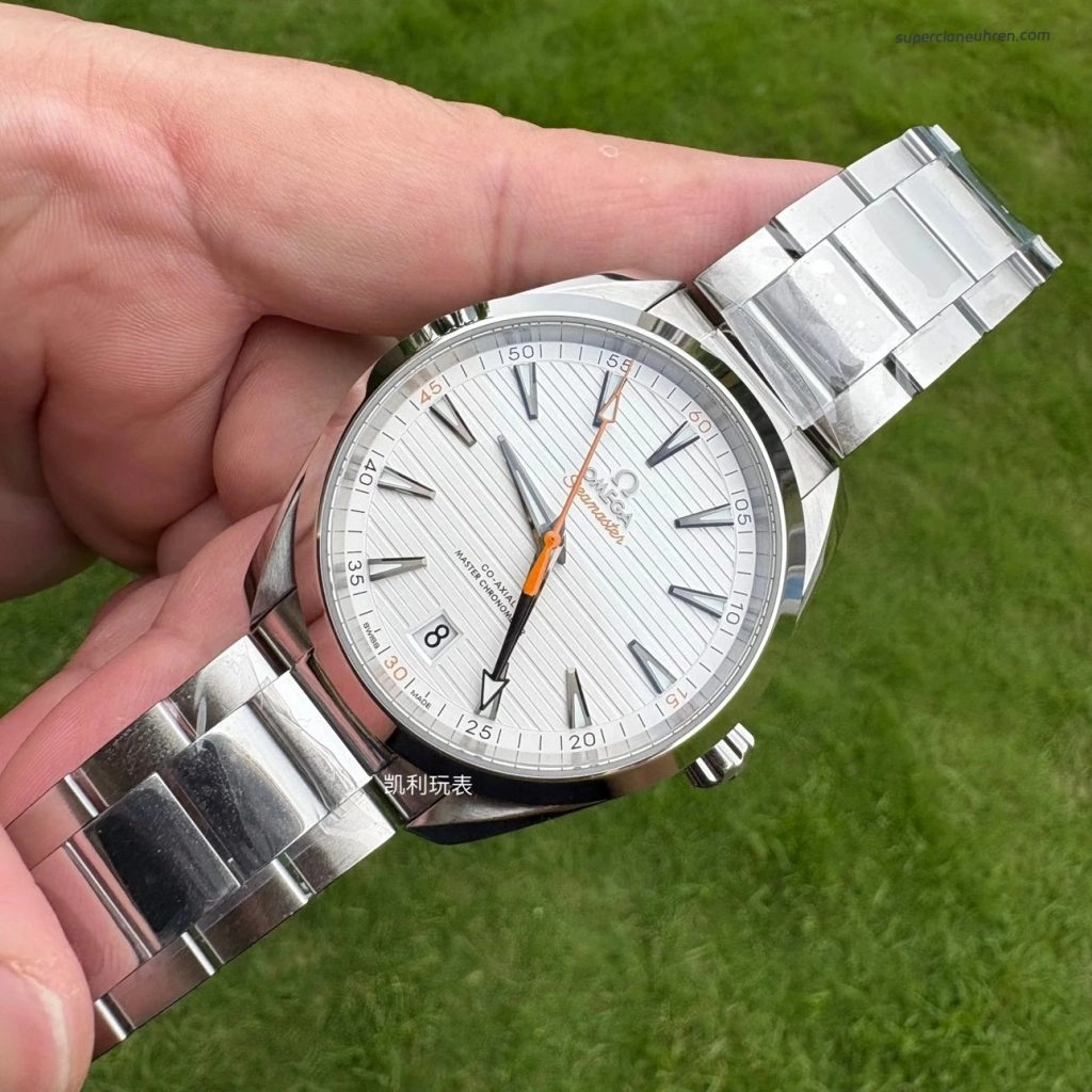 Premium Replica Uhr Omega Seamaster Aqua Terra 220.10.41.21.02.001 silbernes Teak-Zifferblatt mit orangefarbenem Sekundenzeiger 41mm