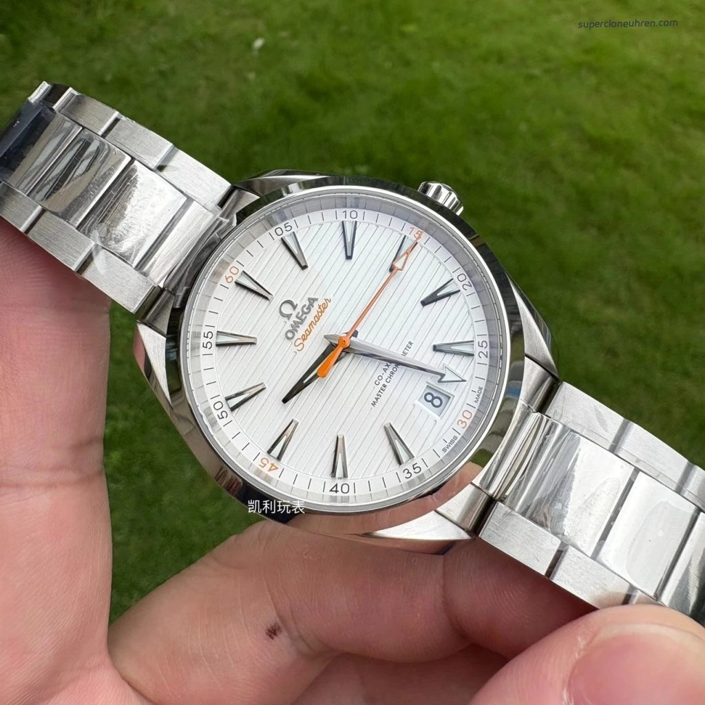Premium Replica Uhr Omega Seamaster Aqua Terra 220.10.41.21.02.001 silbernes Teak-Zifferblatt mit orangefarbenem Sekundenzeiger 41mm