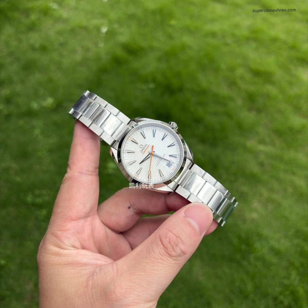 Premium Replica Uhr Omega Seamaster Aqua Terra 220.10.41.21.02.001 silbernes Teak-Zifferblatt mit orangefarbenem Sekundenzeiger 41mm