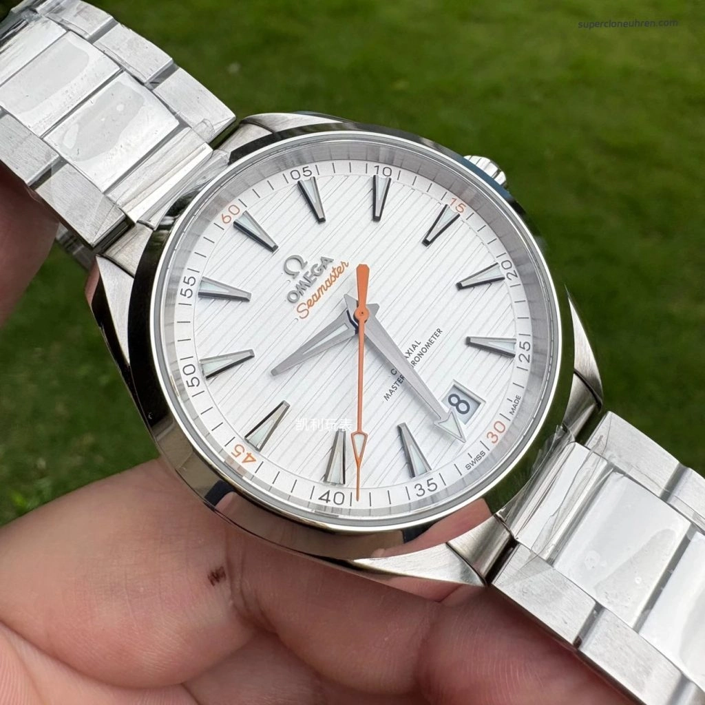 Premium Replica Uhr Omega Seamaster Aqua Terra 220.10.41.21.02.001 silbernes Teak-Zifferblatt mit orangefarbenem Sekundenzeiger 41mm