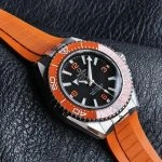 Premium Replica Uhr Omega Seamaster Planet Ocean 217.32.42.21.01.004 Edelstahl mit orangefarbenem Kautschukband 42mm