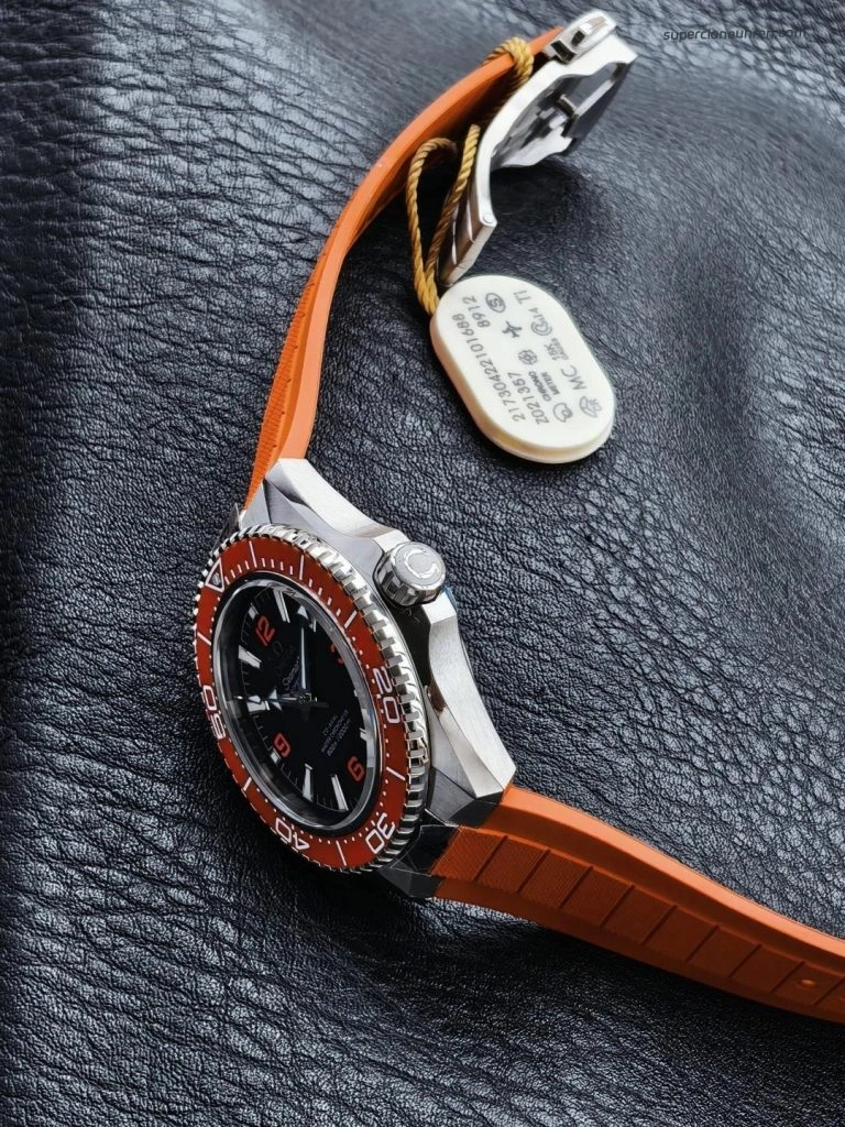 Premium Replica Uhr Omega Seamaster Planet Ocean 217.32.42.21.01.004 Edelstahl mit orangefarbenem Kautschukband 42mm