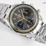 Premium Replica Uhr Omega Speedmaster 326.30.40.50.06.001 mit Stahlband und gelben Akzenten 40mm