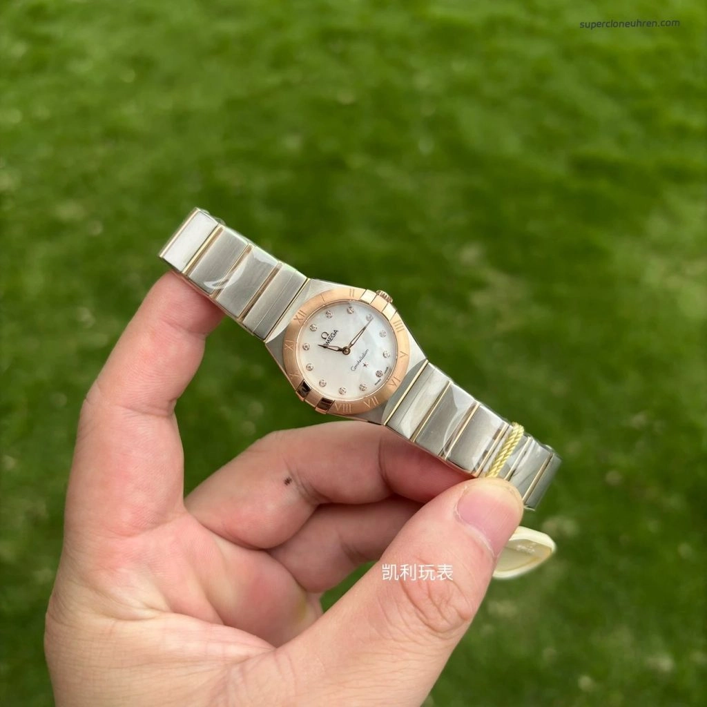 Premium Replica Uhr Omega Constellation 131.20.28.60.55.001 mit Perlmuttzifferblatt in Roségold 28 mm