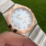 Premium Replica Uhr Omega Constellation 131.20.28.60.55.001 mit Perlmuttzifferblatt in Roségold 28 mm