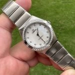 Premium Replica Uhr Omega Constellation 131.15.28.60.55.001 Perlmuttzifferblatt mit Diamantbesatz 28mm