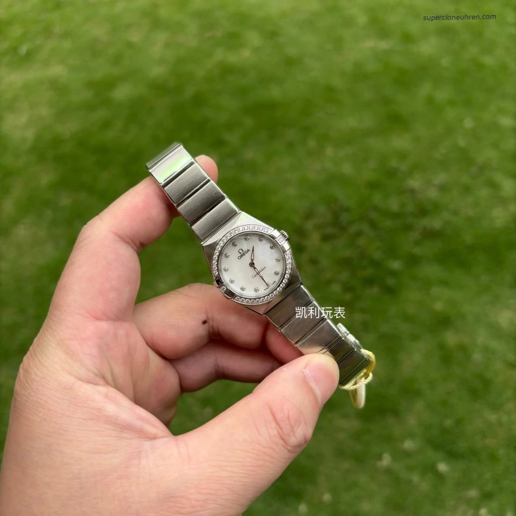 Premium Replica Uhr Omega Constellation 131.15.28.60.55.001 Perlmuttzifferblatt mit Diamantbesatz 28mm