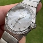 Premium Replica Uhr Omega Constellation 131.15.28.60.55.001 Perlmuttzifferblatt mit Diamantbesatz 28mm