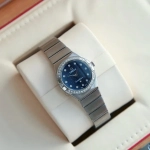Premium Replica Uhr Omega Constellation 131.15.25.60.53.001 mit Diamantbesatz und blauem Sternenhimmel-Zifferblatt 25mm