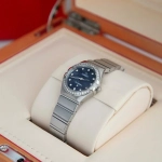 Premium Replica Uhr Omega Constellation 131.15.25.60.53.001 mit Diamantbesatz und blauem Sternenhimmel-Zifferblatt 25mm