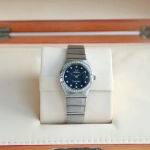 Premium Replica Uhr Omega Constellation 131.15.25.60.53.001 mit Diamantbesatz und blauem Sternenhimmel-Zifferblatt 25mm