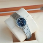 Premium Replica Uhr Omega Constellation 131.15.25.60.53.001 mit Diamantbesatz und blauem Sternenhimmel-Zifferblatt 25mm