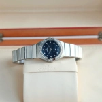 Premium Replica Uhr Omega Constellation 131.15.25.60.53.001 mit Diamantbesatz und blauem Sternenhimmel-Zifferblatt 25mm