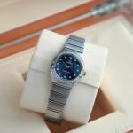 Premium Replica Uhr Omega Constellation 131.15.25.60.53.001 mit Diamantbesatz und blauem Sternenhimmel-Zifferblatt 25mm