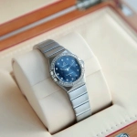 Premium Replica Uhr Omega Constellation 131.15.25.60.53.001 mit Diamantbesatz und blauem Sternenhimmel-Zifferblatt 25mm