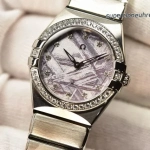 Premium Replica Uhr Omega Constellation 131.15.28.60.99.001 mit Diamantbesatz und Edelstahlband 28 mm