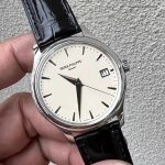 Premium Replica Uhr Patek Philippe Calatrava 5227G-001 mit Klappboden und Lederarmband 39 mm