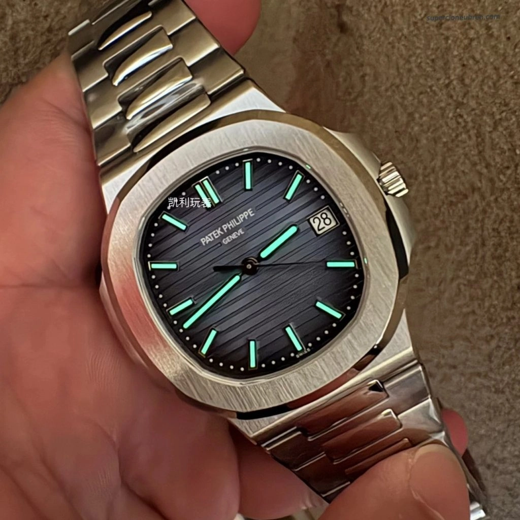 Premium Replica Uhr Patek Philippe Nautilus 5811/1G-001 satiniertem Edelstahl 41 mm