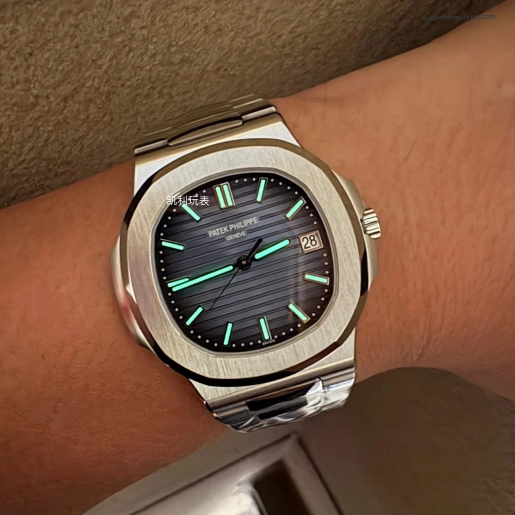 Premium Replica Uhr Patek Philippe Nautilus 5811/1G-001 satiniertem Edelstahl 41 mm