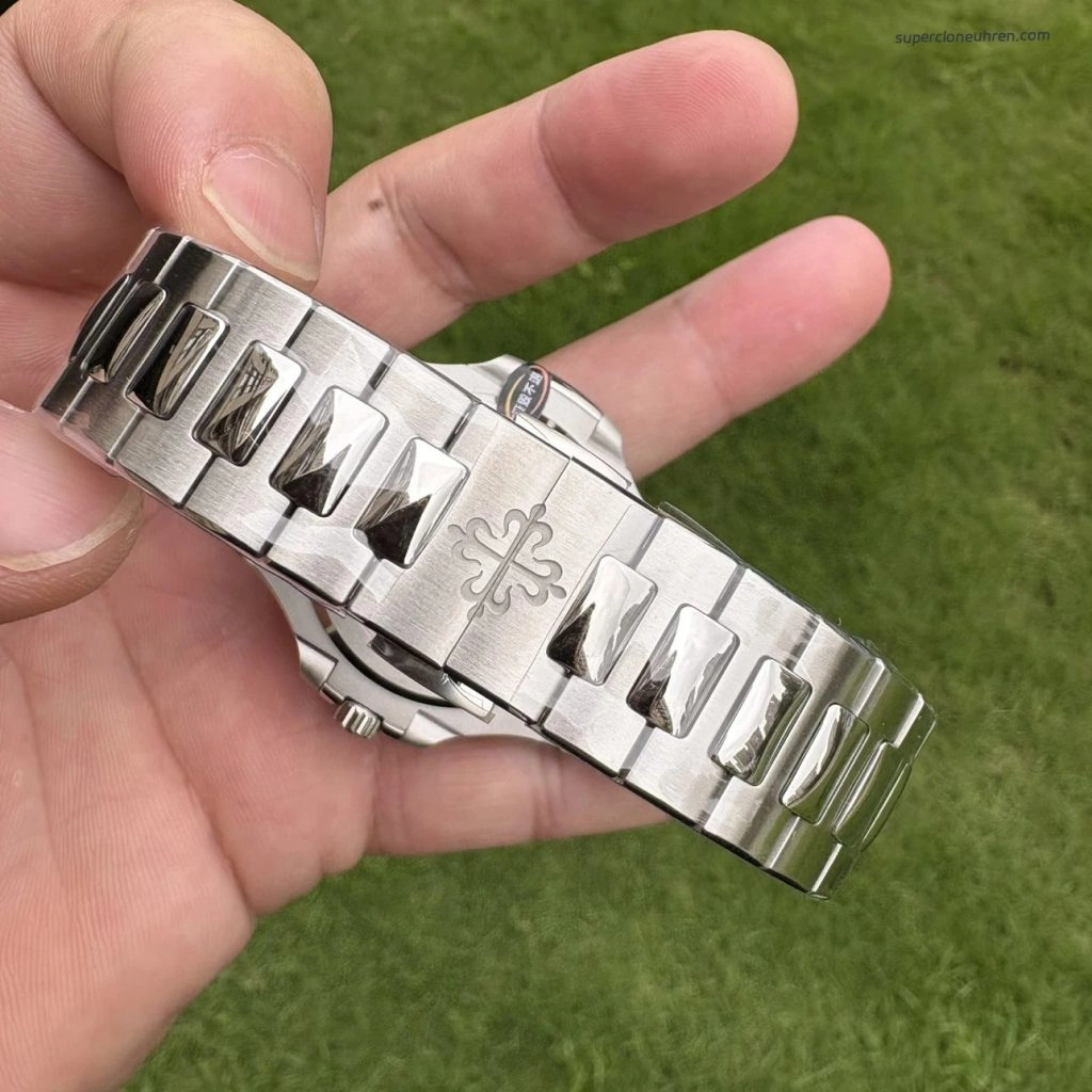 Premium Replica Uhr Patek Philippe Nautilus 5811/1G-001 satiniertem Edelstahl 41 mm