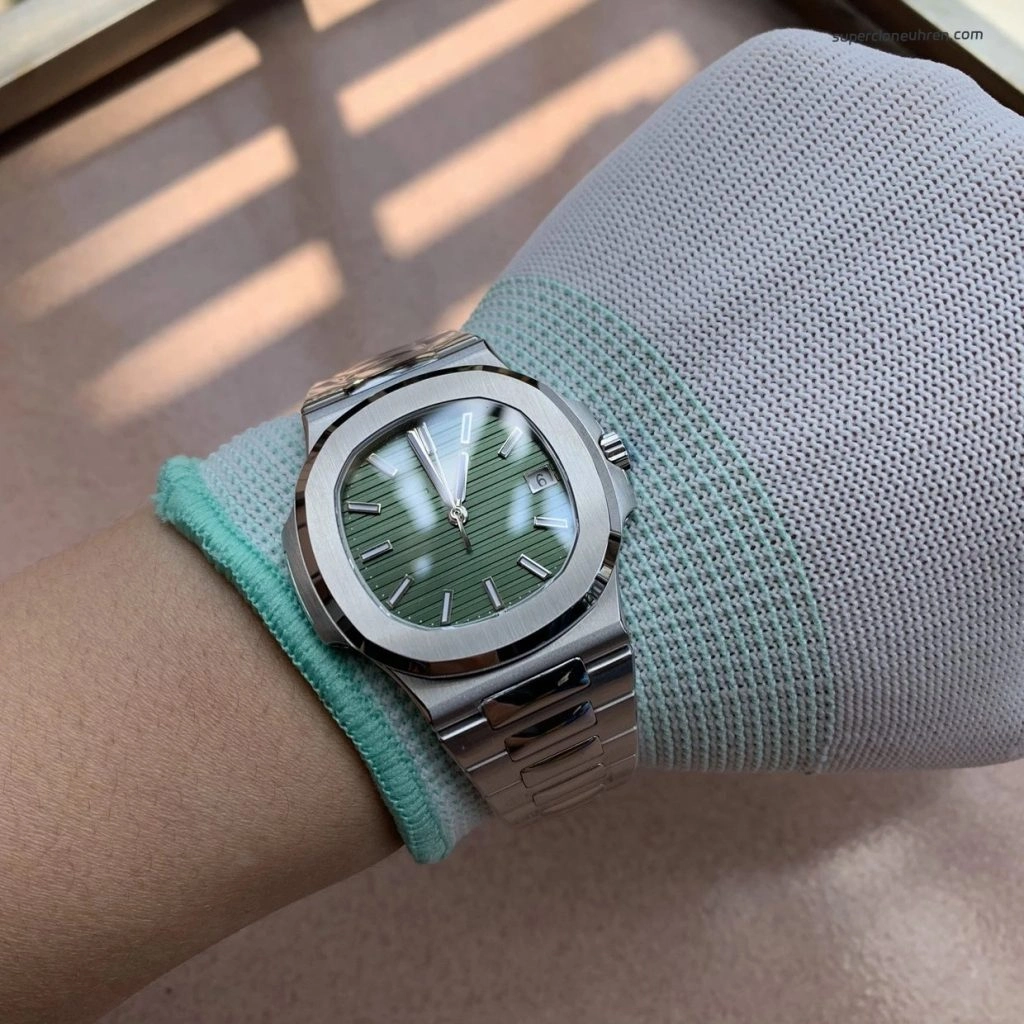 Premium Replica Uhr Patek Philippe Nautilus 5711/1A-014 mit grünem Zifferblatt aus Edelstahl 40mm