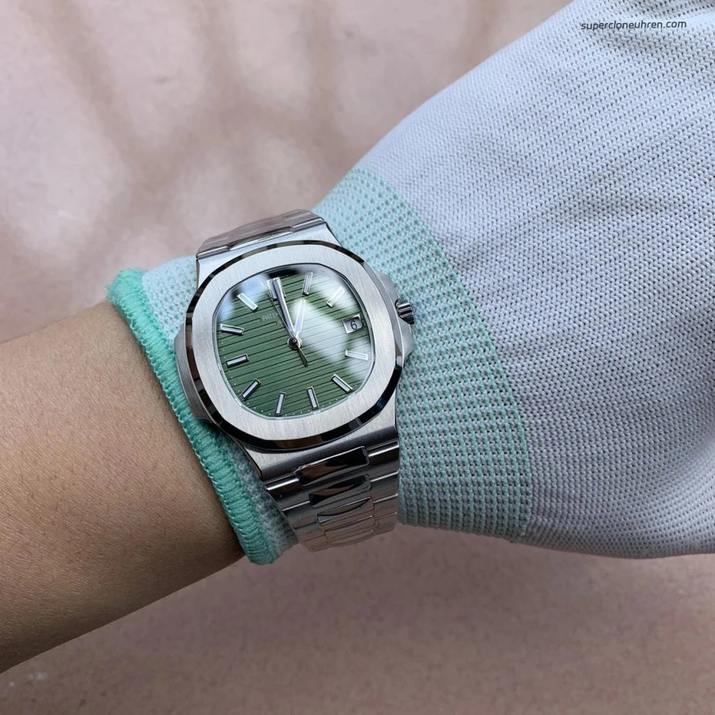 Premium Replica Uhr Patek Philippe Nautilus 5711/1A-014 mit grünem Zifferblatt aus Edelstahl 40mm