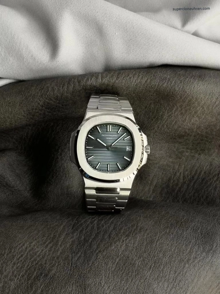 Premium Replica Uhr Patek Philippe Nautilus 5711_1P mit blauem Zifferblatt und Edelstahlband 40 mm
