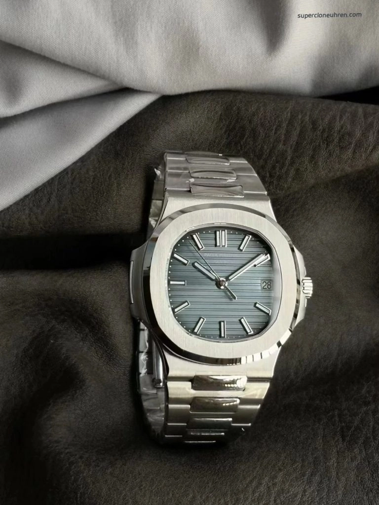 Premium Replica Uhr Patek Philippe Nautilus 5711_1P mit blauem Zifferblatt und Edelstahlband 40 mm