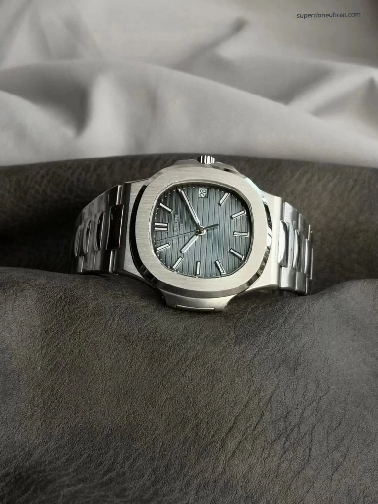 Premium Replica Uhr Patek Philippe Nautilus 5711_1P mit blauem Zifferblatt und Edelstahlband 40 mm