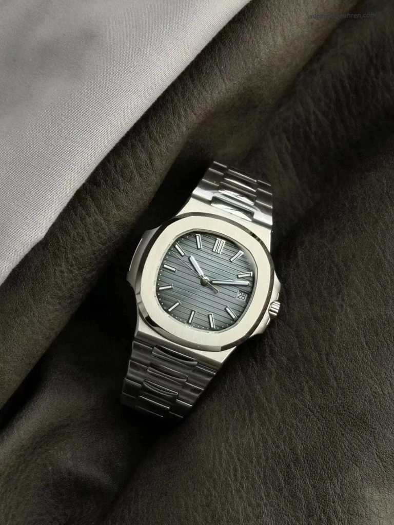 Premium Replica Uhr Patek Philippe Nautilus 5711_1P mit blauem Zifferblatt und Edelstahlband 40 mm