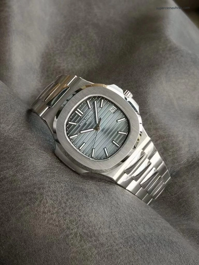 Premium Replica Uhr Patek Philippe Nautilus 5711_1P mit blauem Zifferblatt und Edelstahlband 40 mm