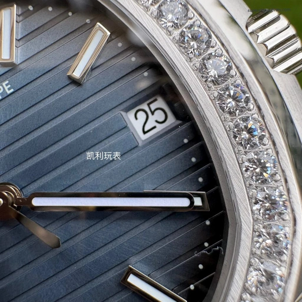 Premium Replica Uhr Patek Philippe Nautilus 5713/1G-010 mit Diamantlünette aus Edelstahl 40mm