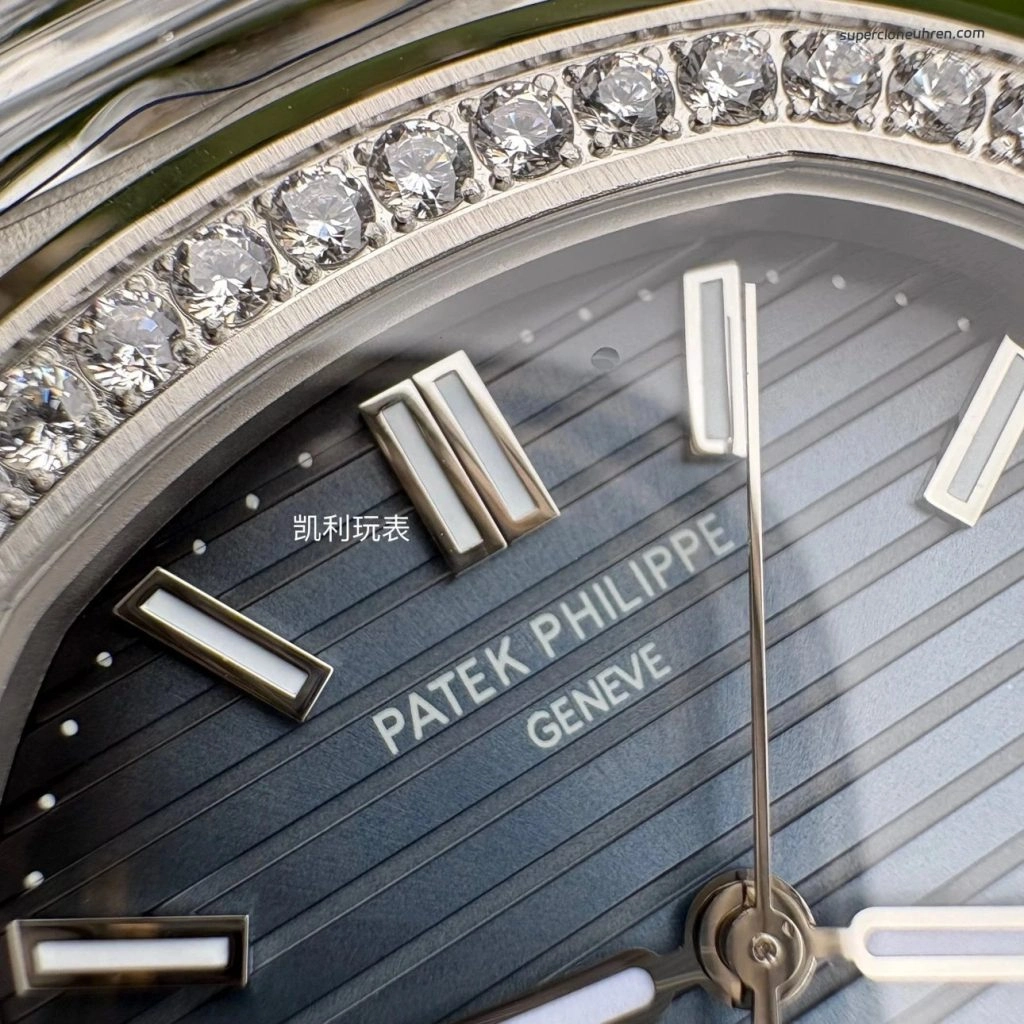 Premium Replica Uhr Patek Philippe Nautilus 5713/1G-010 mit Diamantlünette aus Edelstahl 40mm