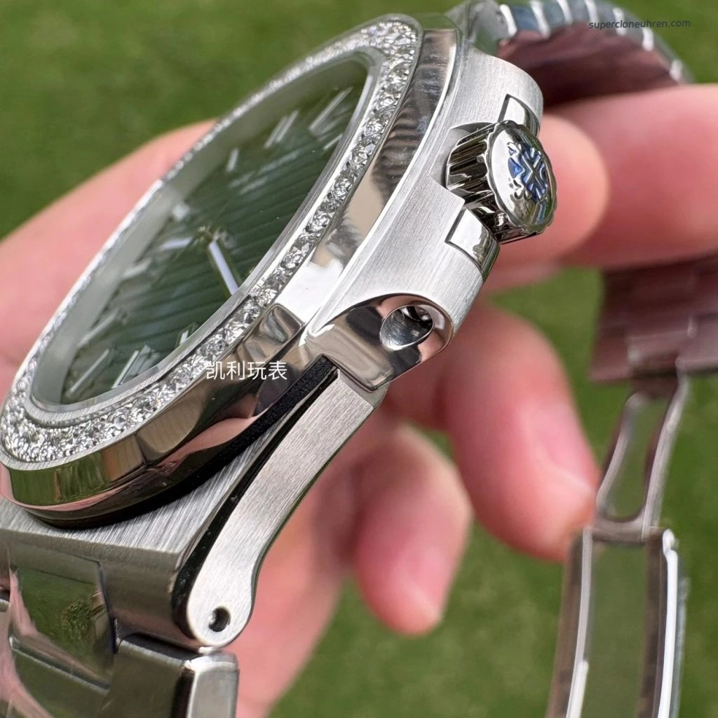 Premium Replica Uhr Patek Philippe Nautilus 5713/1G-010 mit Diamantlünette aus Edelstahl 40mm