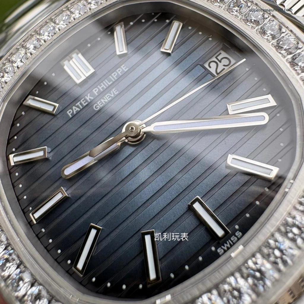 Premium Replica Uhr Patek Philippe Nautilus 5713/1G-010 mit Diamantlünette aus Edelstahl 40mm