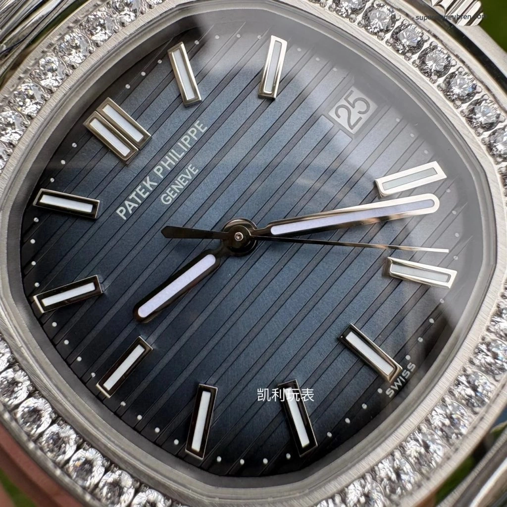 Premium Replica Uhr Patek Philippe Nautilus 5713/1G-010 mit Diamantlünette aus Edelstahl 40mm