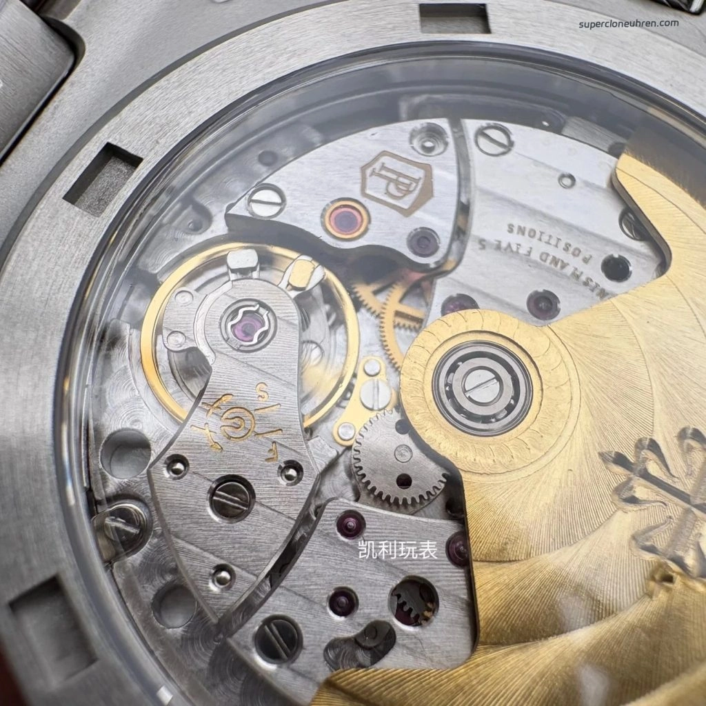 Premium Replica Uhr Patek Philippe Nautilus 5713/1G-010 mit Diamantlünette aus Edelstahl 40mm