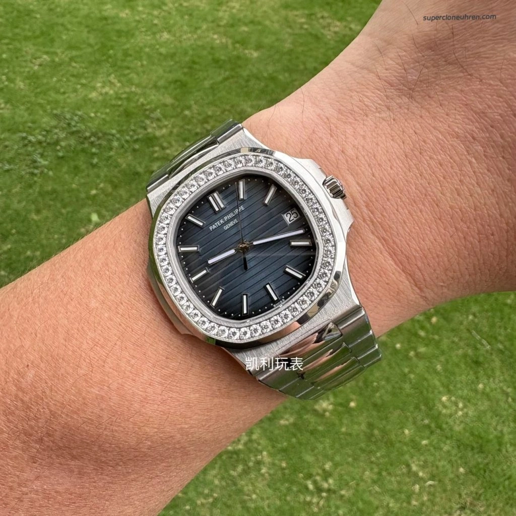 Premium Replica Uhr Patek Philippe Nautilus 5713/1G-010 mit Diamantlünette aus Edelstahl 40mm