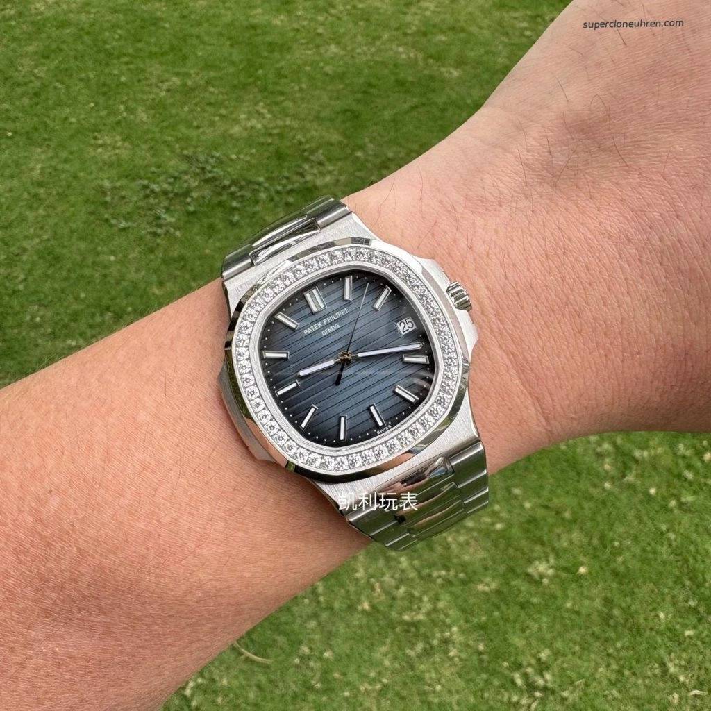 Premium Replica Uhr Patek Philippe Nautilus 5713/1G-010 mit Diamantlünette aus Edelstahl 40mm