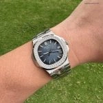 Premium Replica Uhr Patek Philippe Nautilus 5713/1G-010 mit Diamantlünette aus Edelstahl 40mm