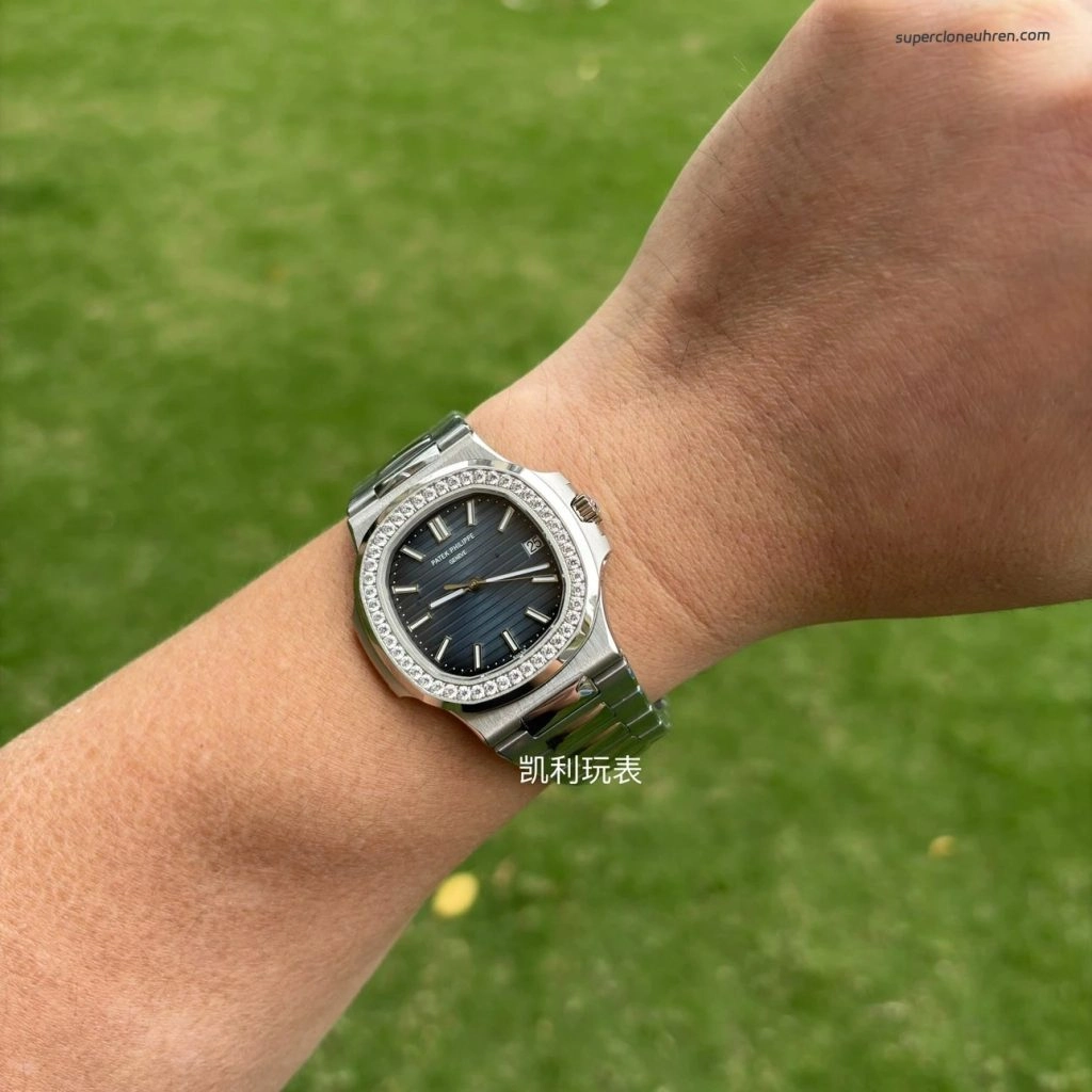 Premium Replica Uhr Patek Philippe Nautilus 5713/1G-010 mit Diamantlünette aus Edelstahl 40mm