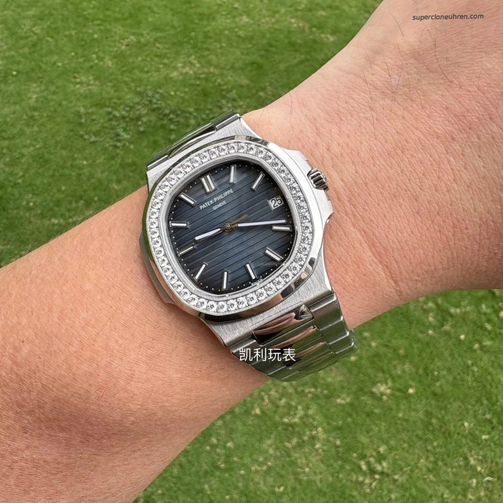 Premium Replica Uhr Patek Philippe Nautilus 5713/1G-010 mit Diamantlünette aus Edelstahl 40mm